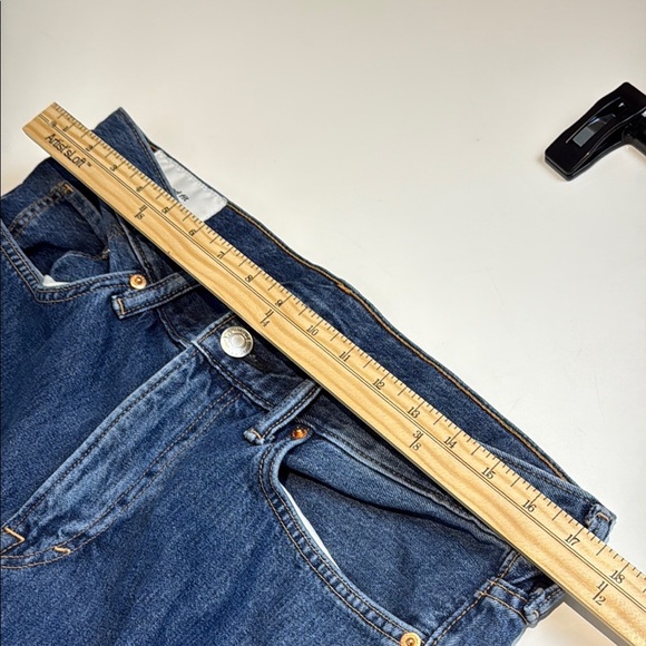 H&M Relaxed Blue Jeans with Classic Denim Texture - Picture 6 of 9